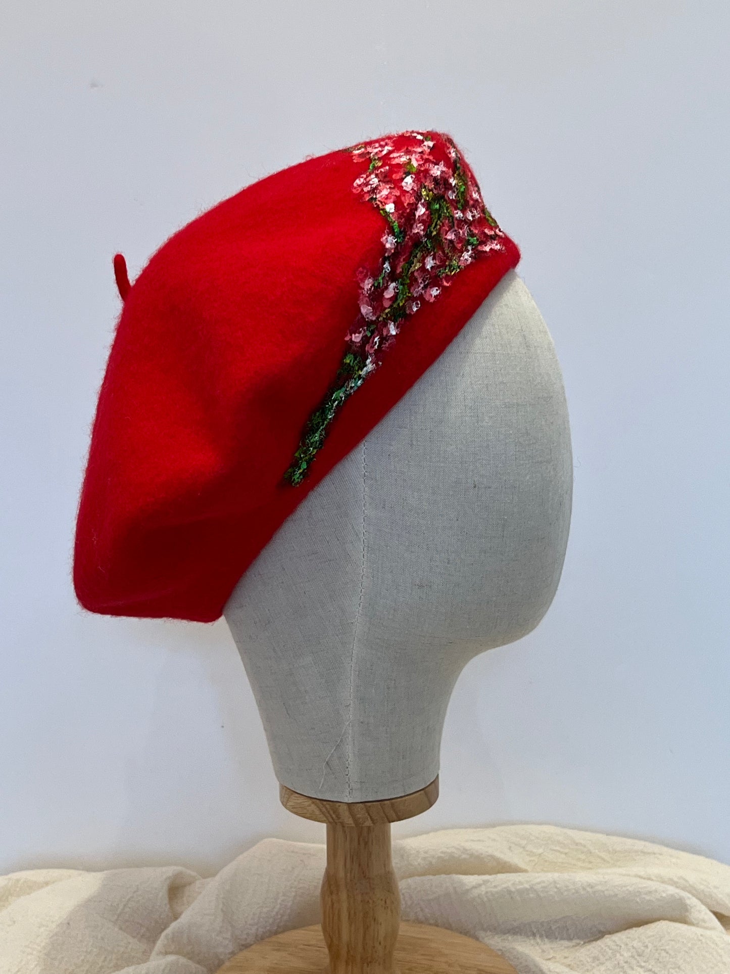 Béret en laine peint à la main avec des fleurs rouges