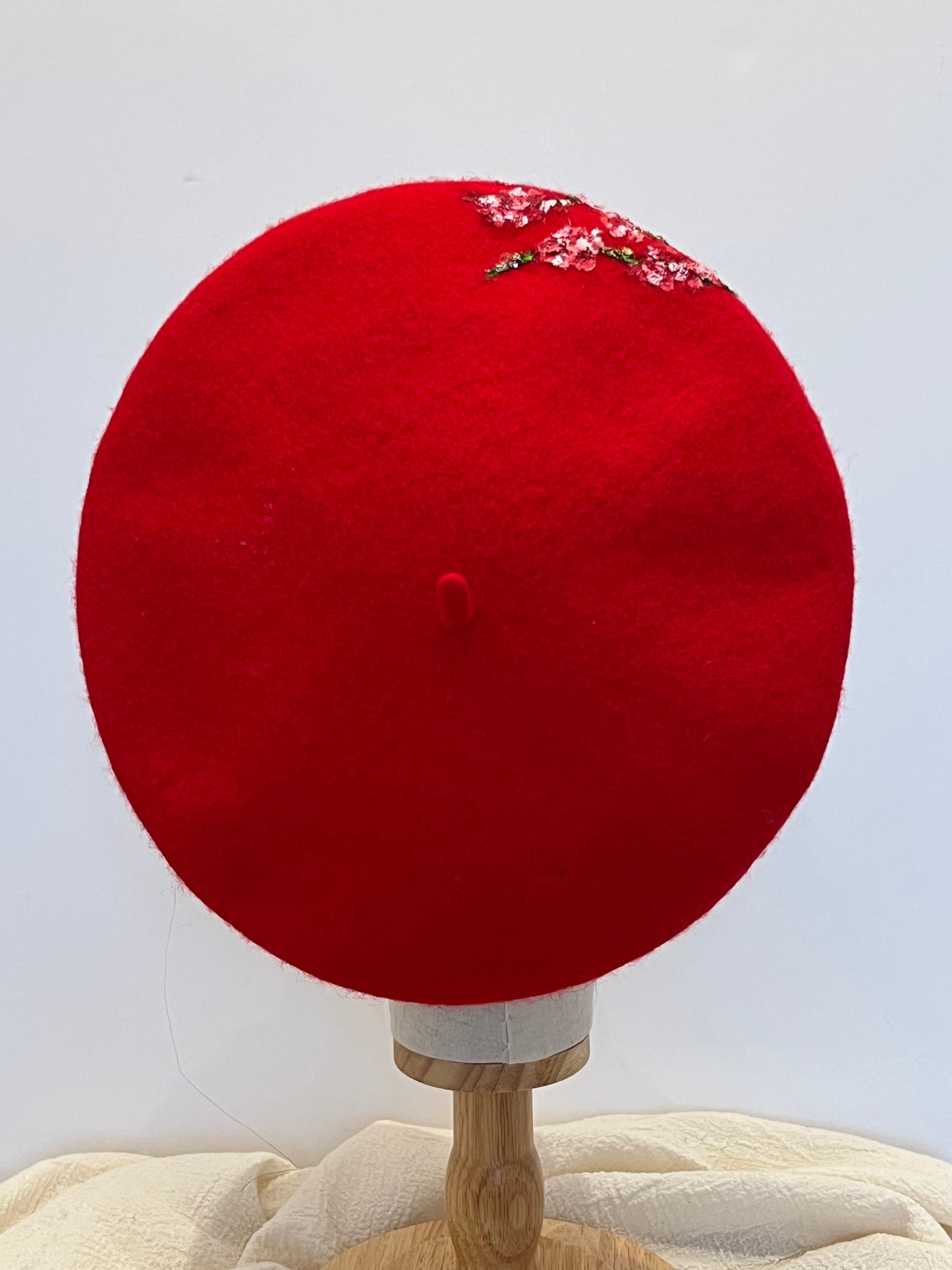 Béret en laine peint à la main avec des fleurs rouges