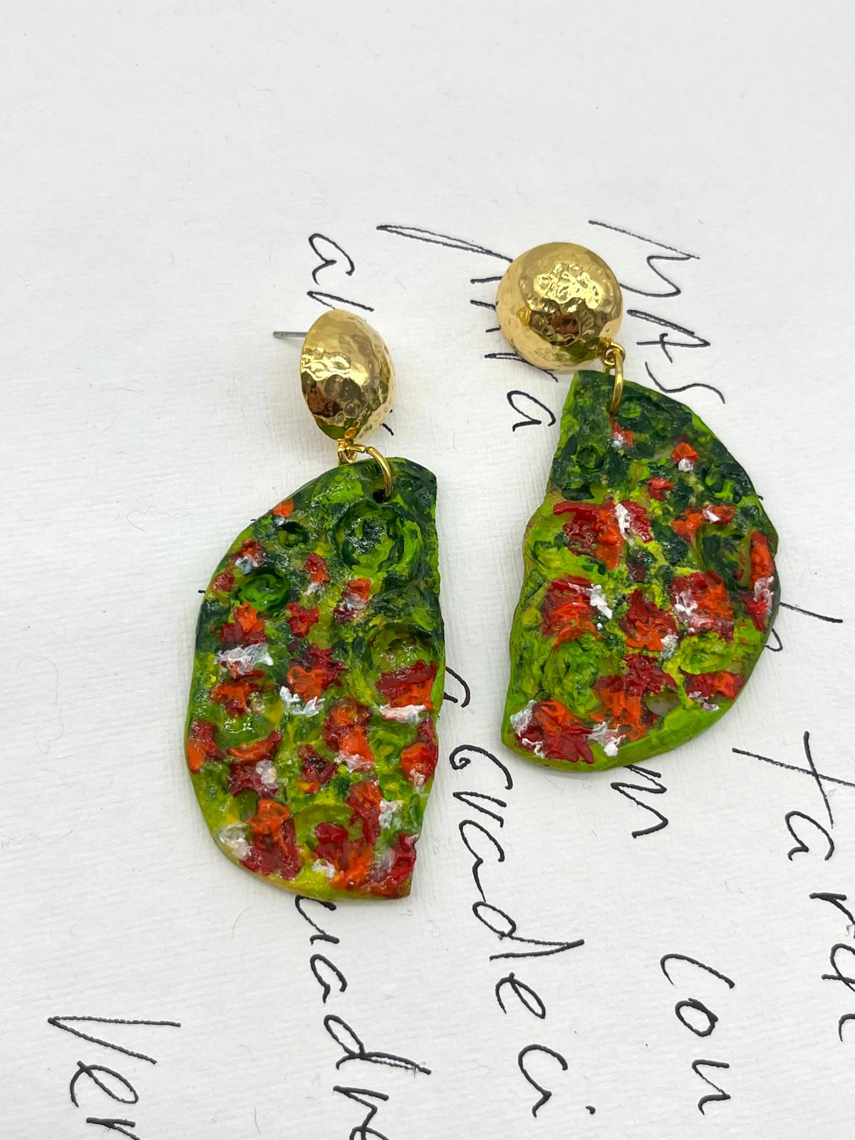 Boucle d'oreille peinte et fabriquée à la main avec des coquelicots