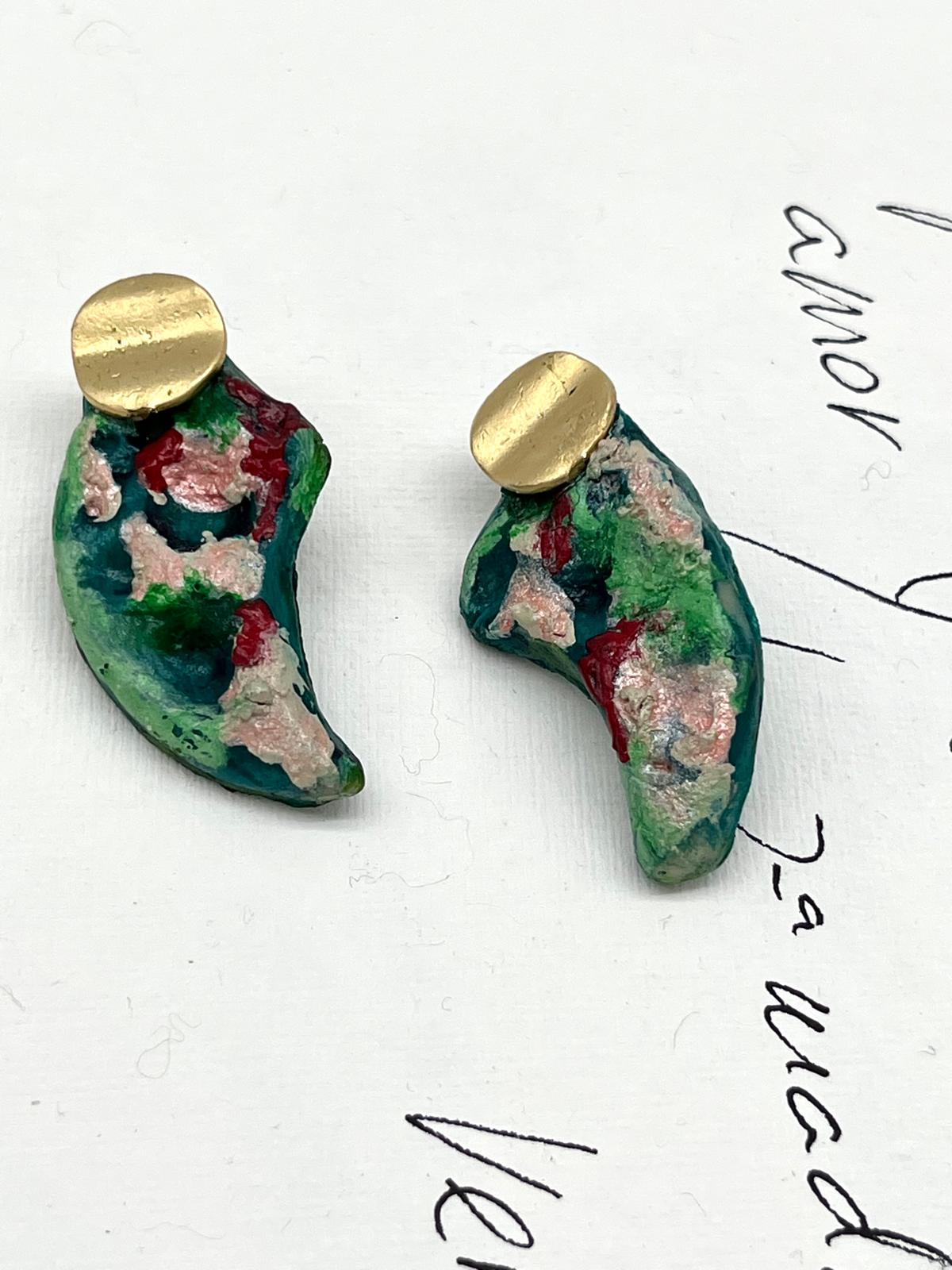 Boucle d'oreille faite à la main et peinte à la palette