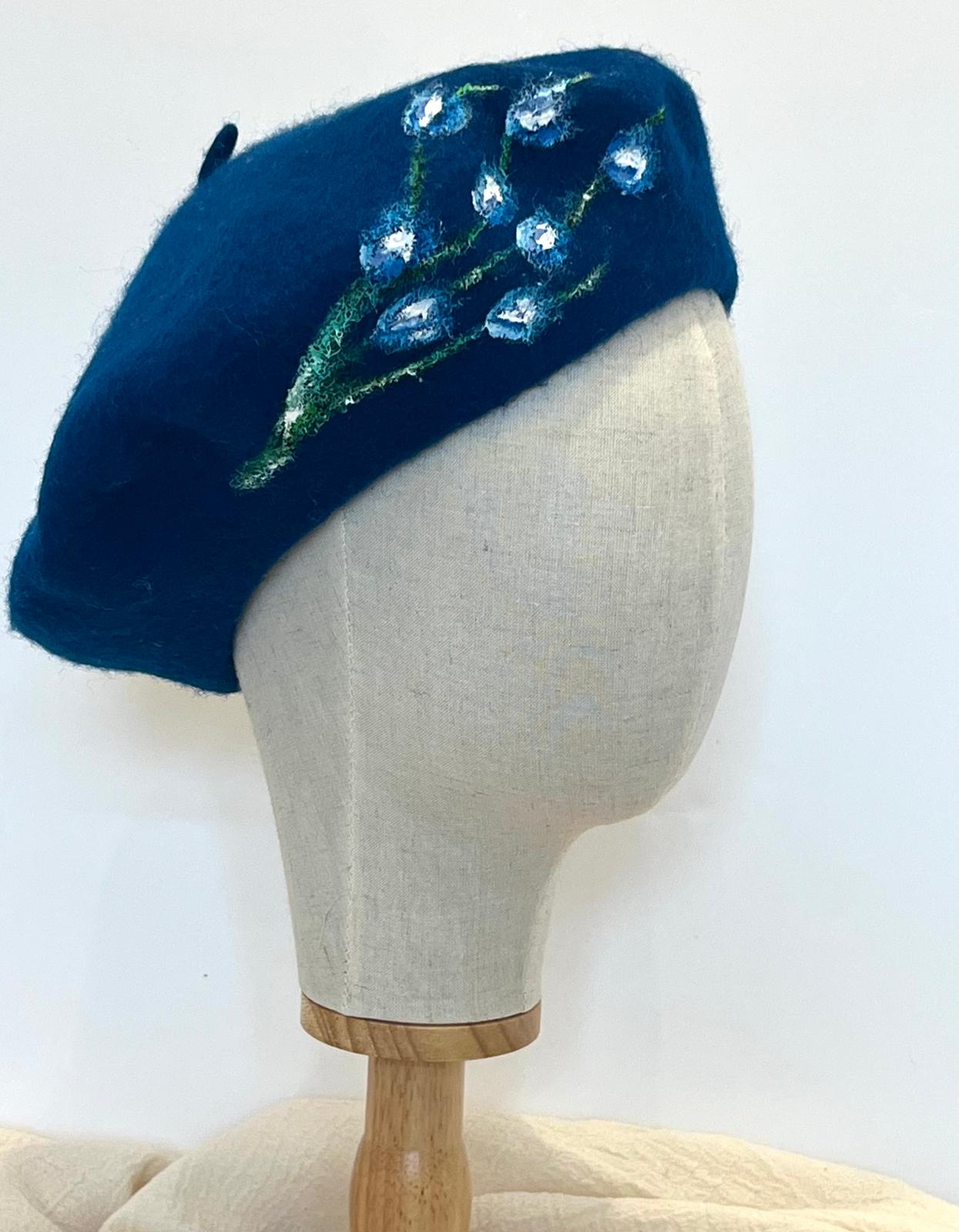 Béret en laine à fleurs bleues