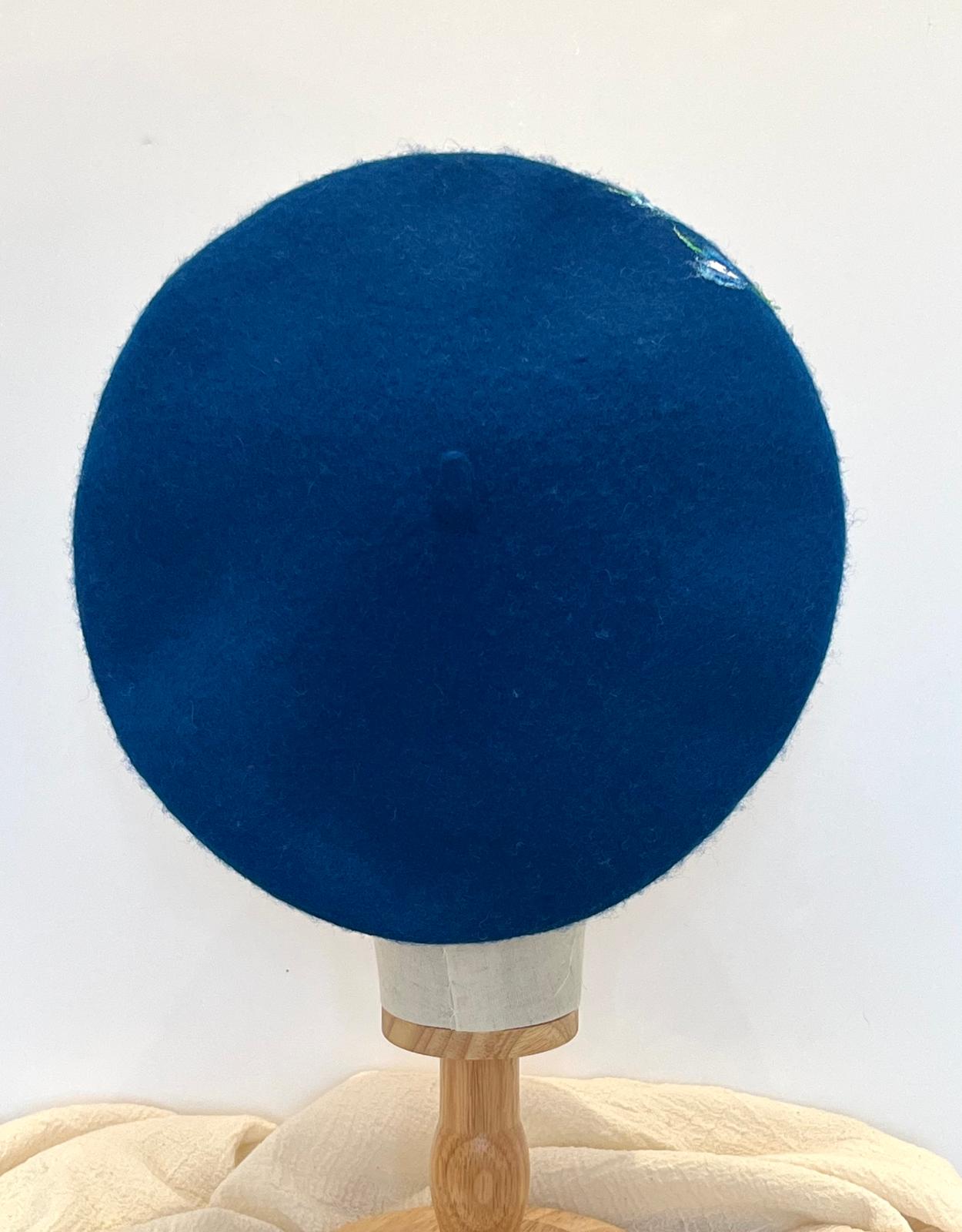 Béret en laine à fleurs bleues