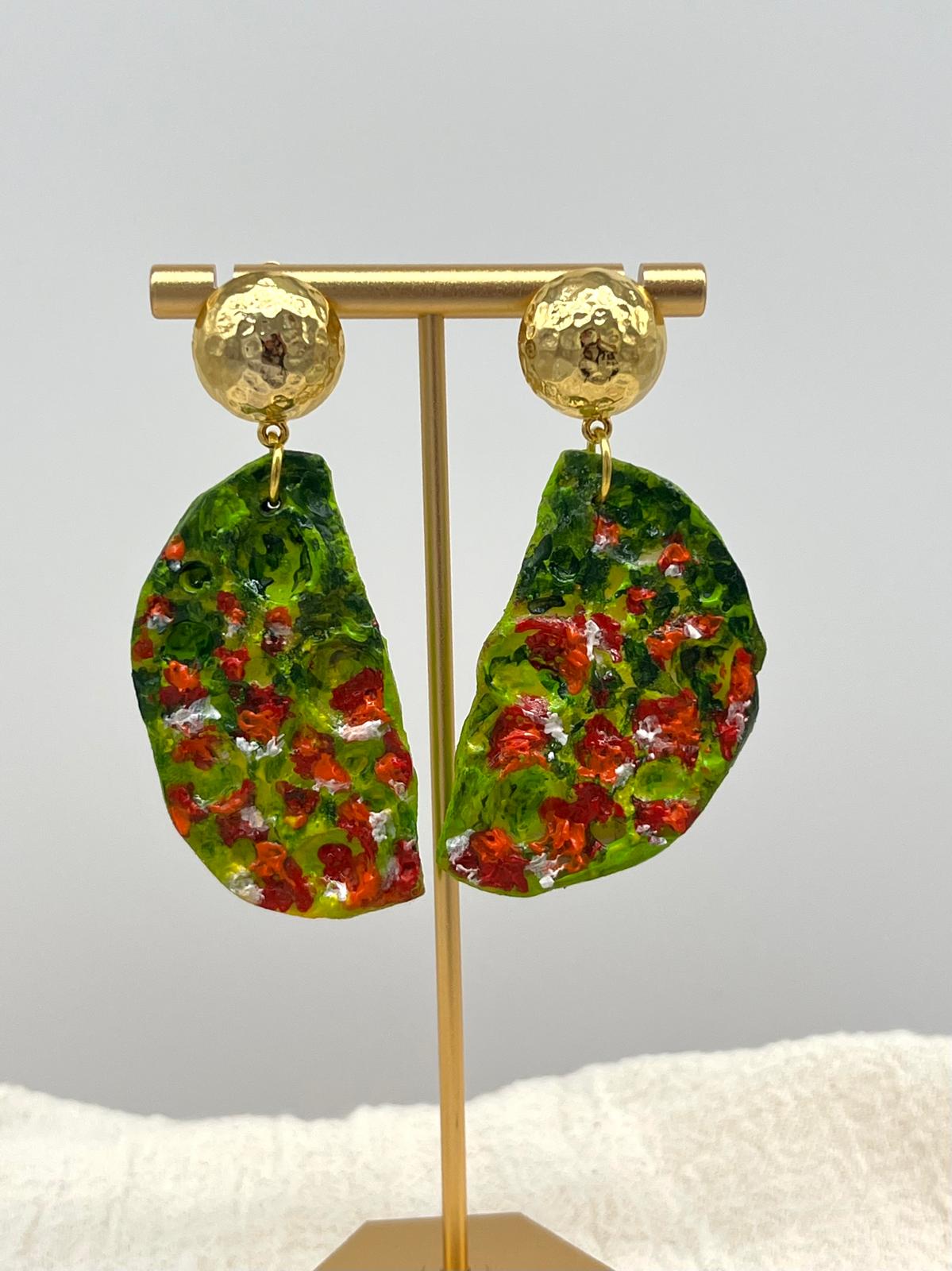 Boucle d'oreille peinte et fabriquée à la main avec des coquelicots